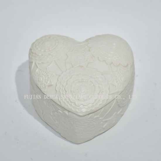 Diseño de corazón elevado decorativo Cerámica blanca / tocador Top Jewelry Holder