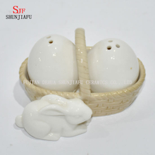 Forma de huevo con cesta de saleros y pimenteros - Salero