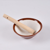 Cocina, mortero de cerámica con maja de madera para moler y semillas de aplastamiento, hierbas y ..,