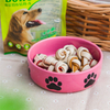 con huellas de perro Impresión de hueso circular impreso en el tazón Fondo de alimentación de cerámica para perros Alimentador de cerámica para mascotas de color rosa Tazón de cerámica para perros de color rosa