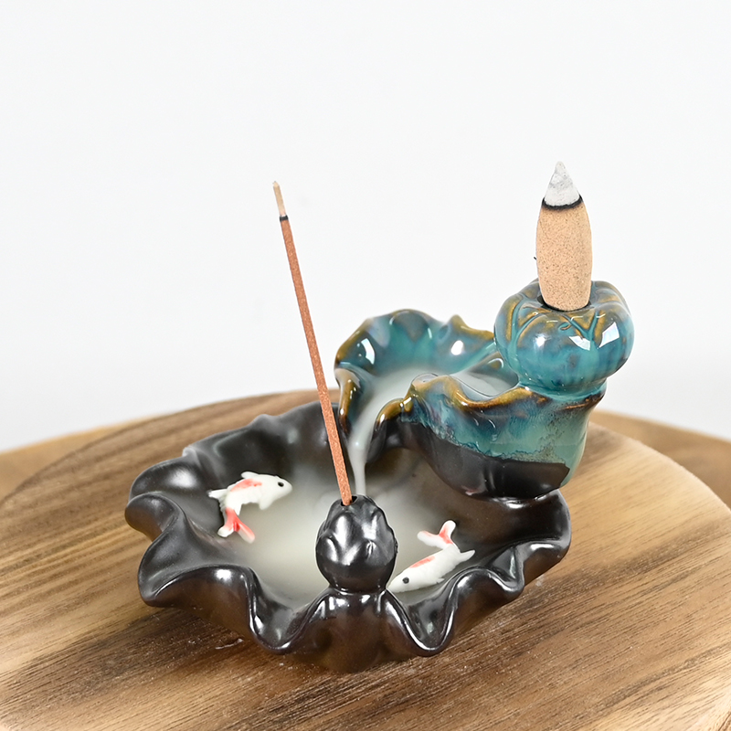 Ceramic Waterfall Backflow Inciense Quemador de loto verde diseño de estilo de loto dos peces dorados tocando