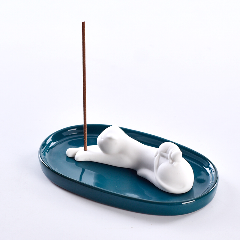 Quemador de incienso de línea Escultura de cerámica Gato pequeño con soportes de incienso de palo de plato de elipse