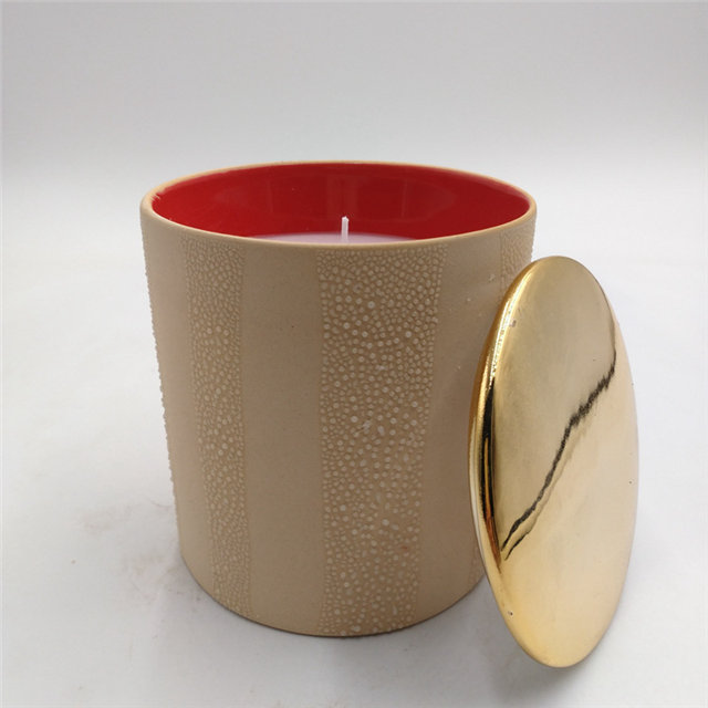 por amor Enciende un fuego romántico Cubierta chapada en oro Tarro de vela de cerámica